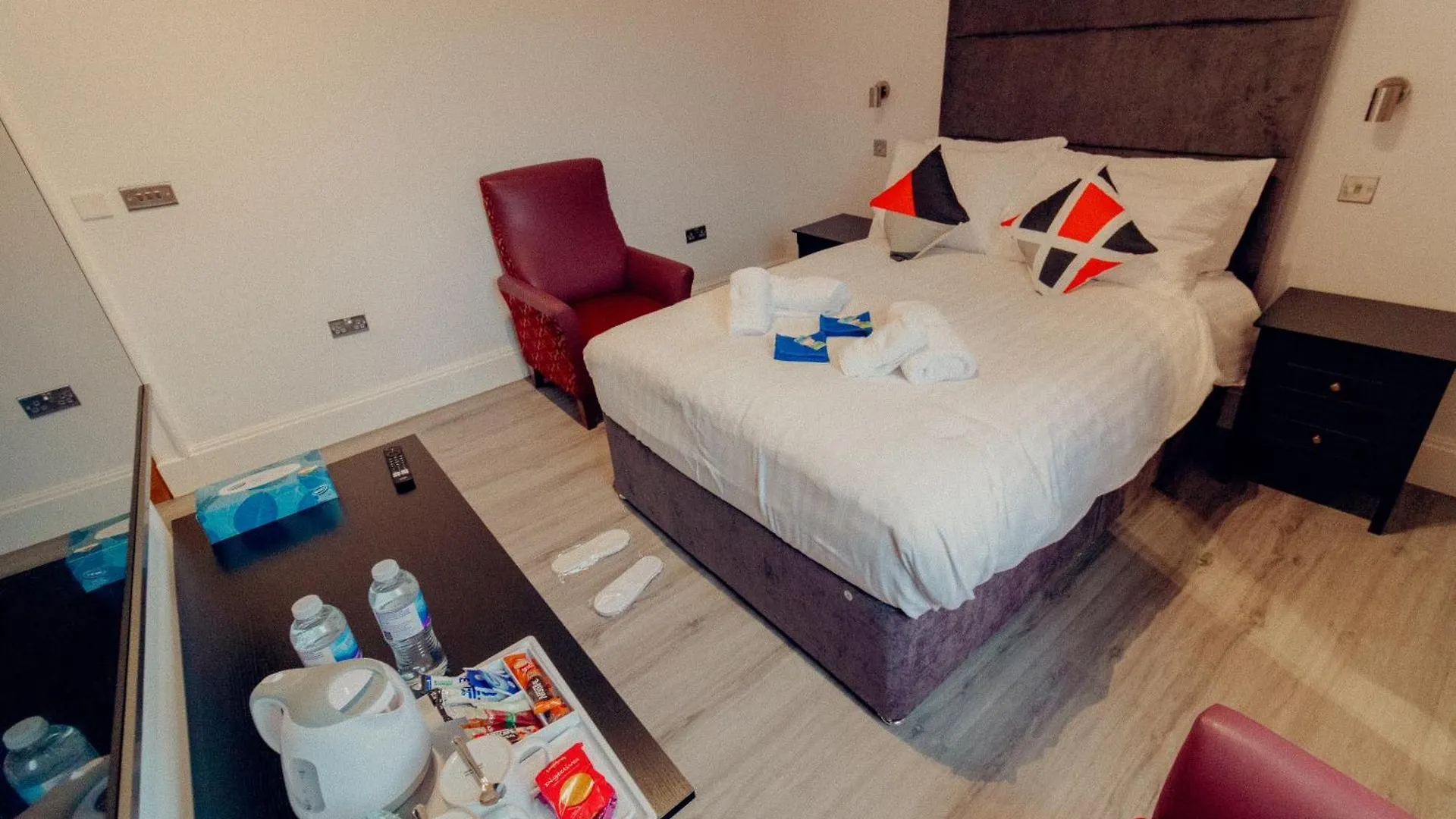בית הארחה אדינבורו Mayfield Suites