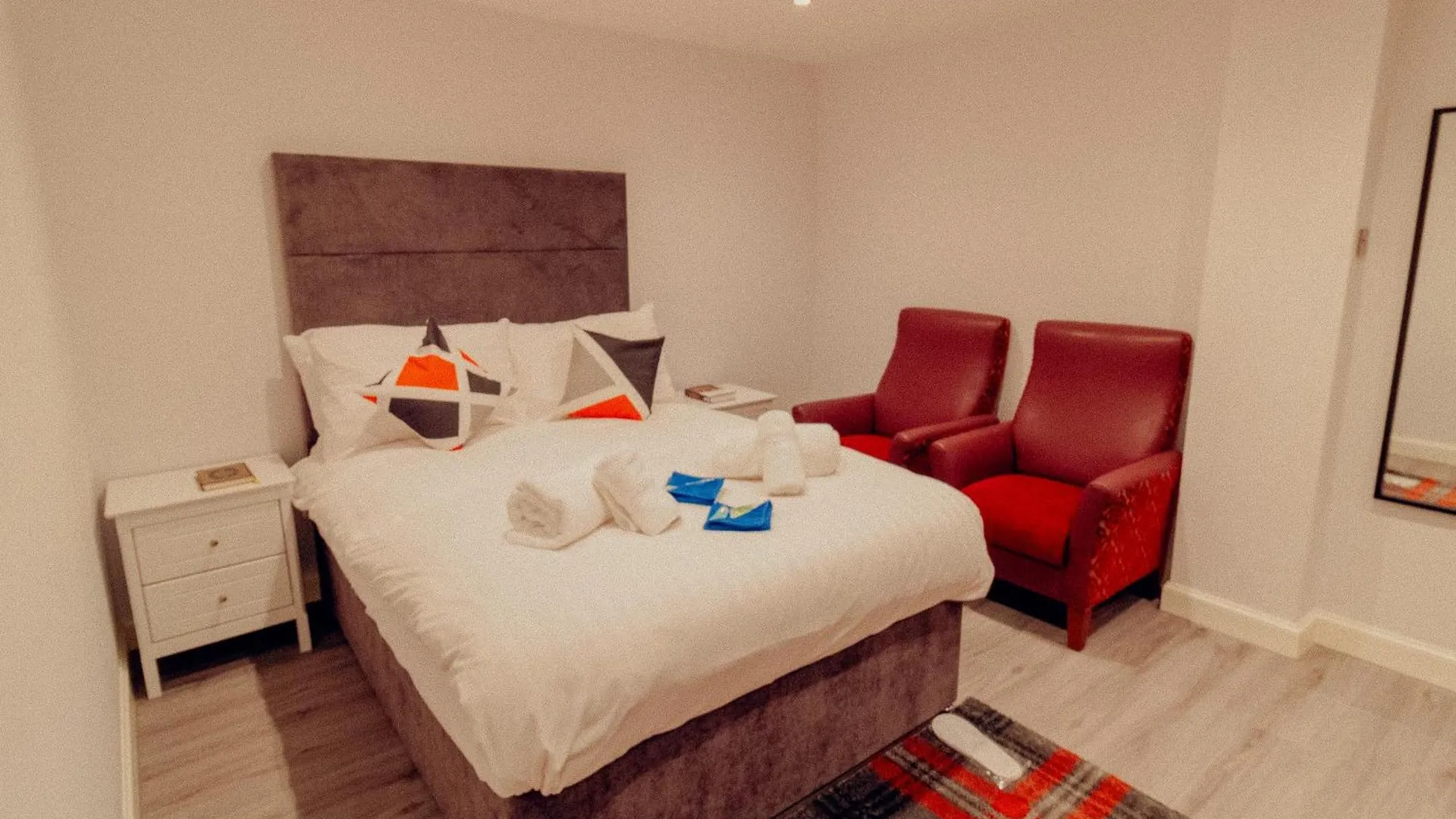 אדינבורו Mayfield Suites בריטניה